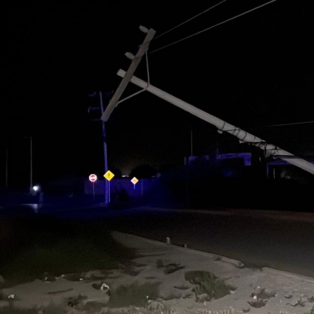 Fuertes vientos provocan la caída de 11 postes de luz